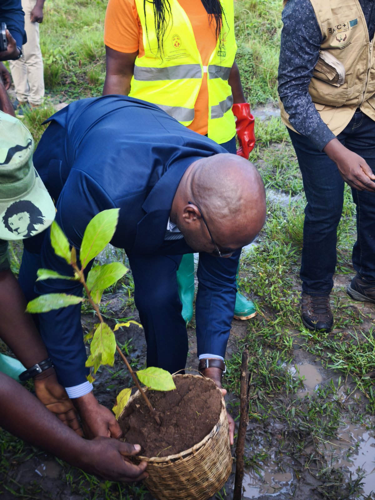 Mise en terre des plants par les autorités et partenaires présents à la cérémonie.