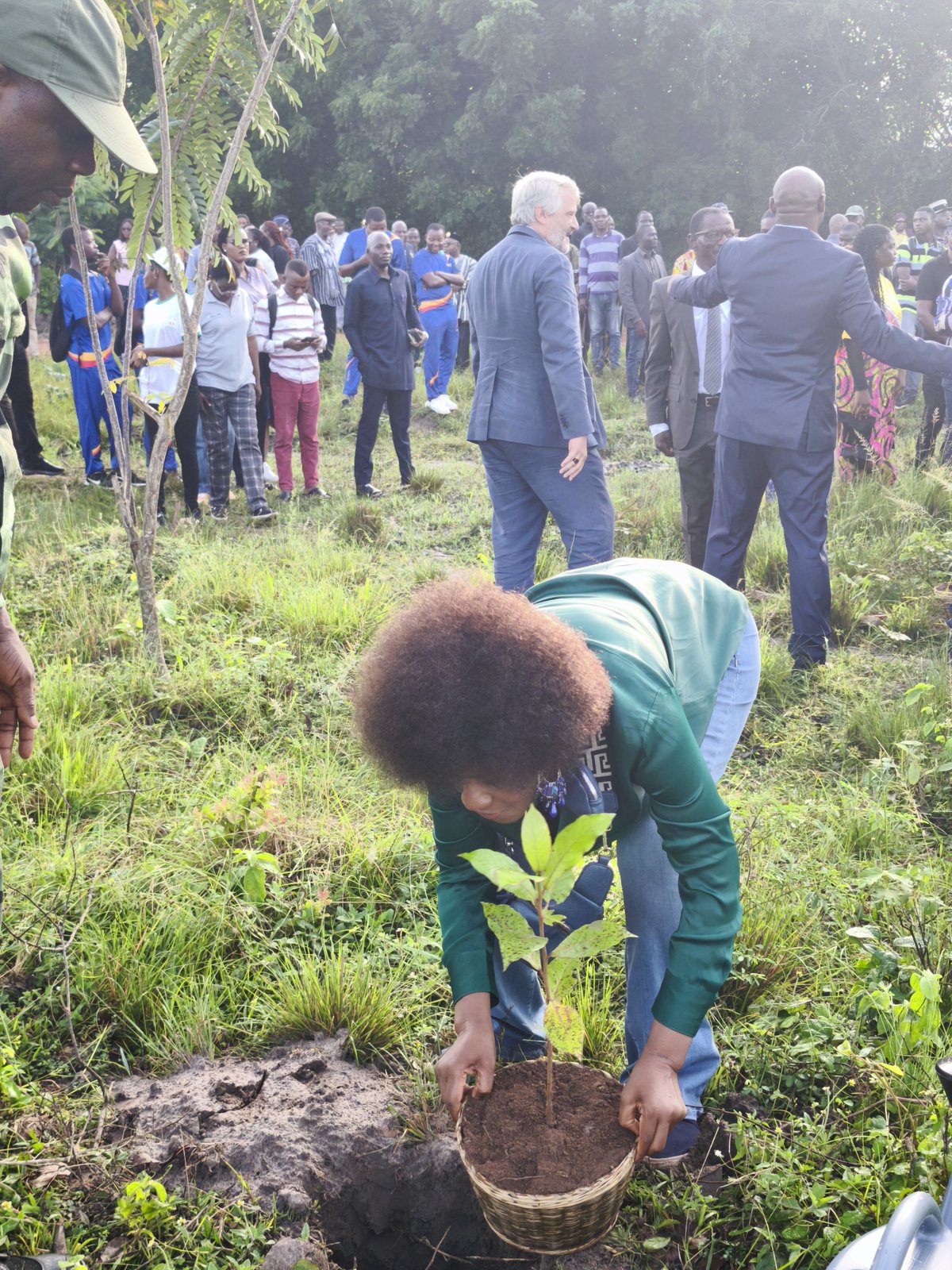 Installation d'un plant sur le site du Centre d'enfouissement technique d'Aképé, en présence des autorités et diplomates.