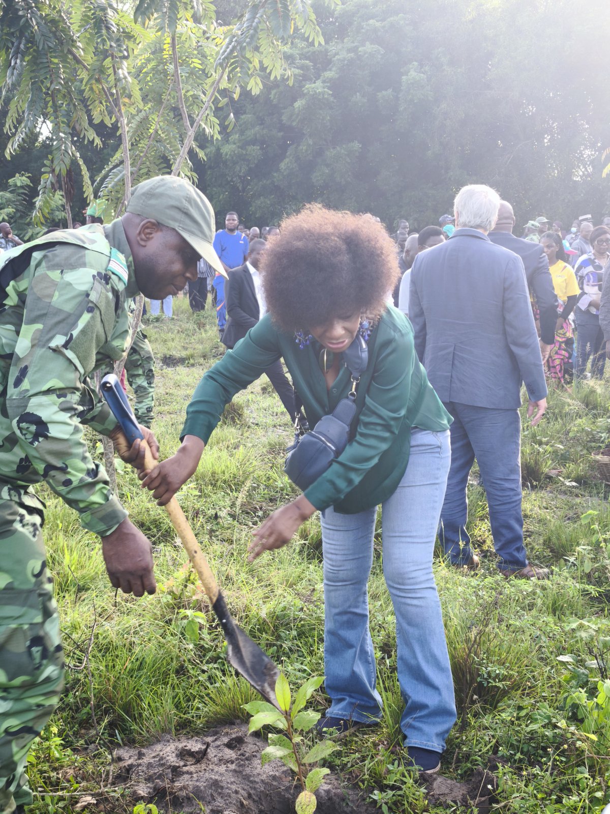 Mise en terre d'un plant par la représentante de Humanitas International, assistée d'un agent de la Direction des Ressources Forestières.