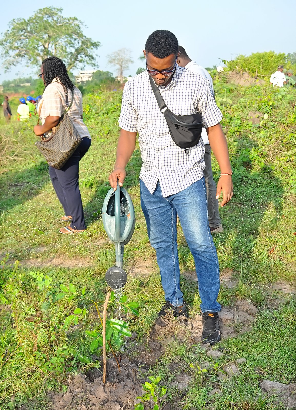Monsieur Foli Ericko Adamah arrose un plant.